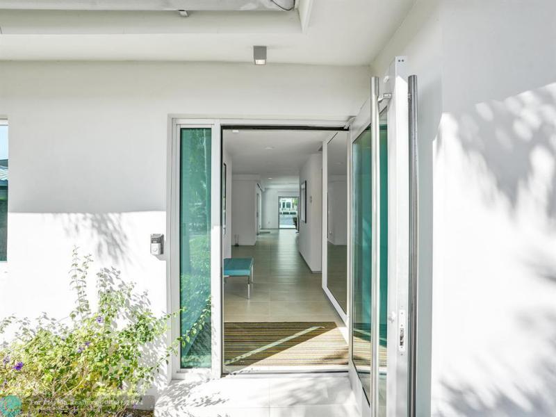  Single Family Homes Photo 10: 35 CASTLE HARBOR ISLE  Fort Lauderdale,  FL 33308