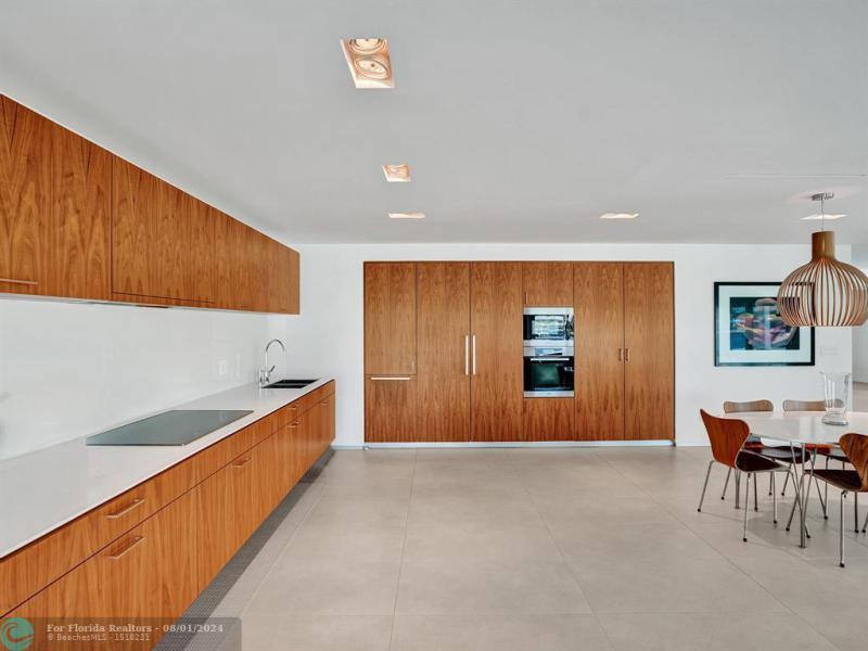  Single Family Homes Photo 13: 35 CASTLE HARBOR ISLE  Fort Lauderdale,  FL 33308