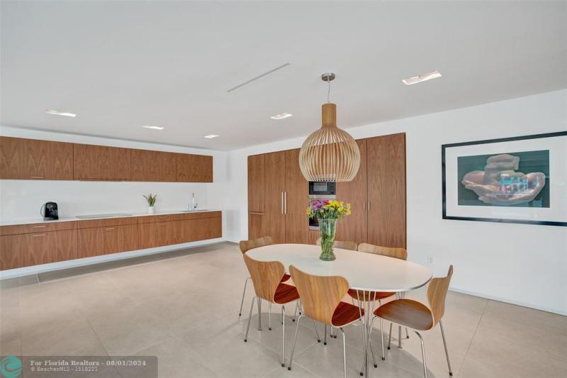  Single Family Homes Photo 15: 35 CASTLE HARBOR ISLE  Fort Lauderdale,  FL 33308