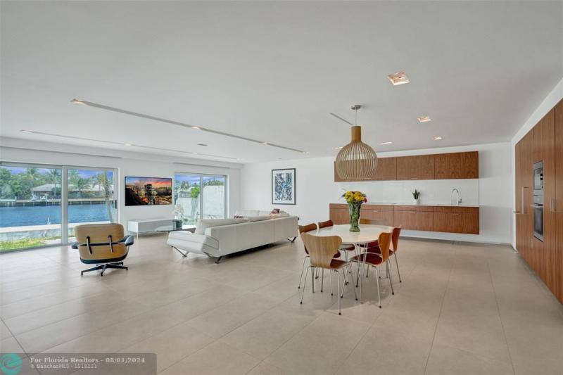  Single Family Homes Photo 17: 35 CASTLE HARBOR ISLE  Fort Lauderdale,  FL 33308