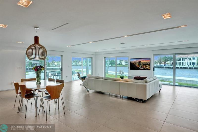  Single Family Homes Photo 20: 35 CASTLE HARBOR ISLE  Fort Lauderdale,  FL 33308