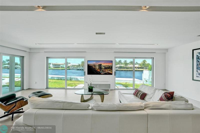  Single Family Homes Photo 21: 35 CASTLE HARBOR ISLE  Fort Lauderdale,  FL 33308