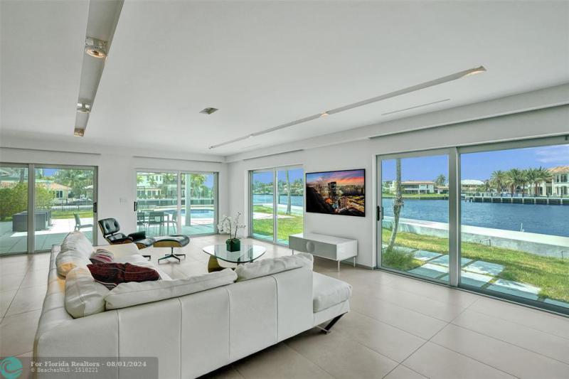  Single Family Homes Photo 22: 35 CASTLE HARBOR ISLE  Fort Lauderdale,  FL 33308