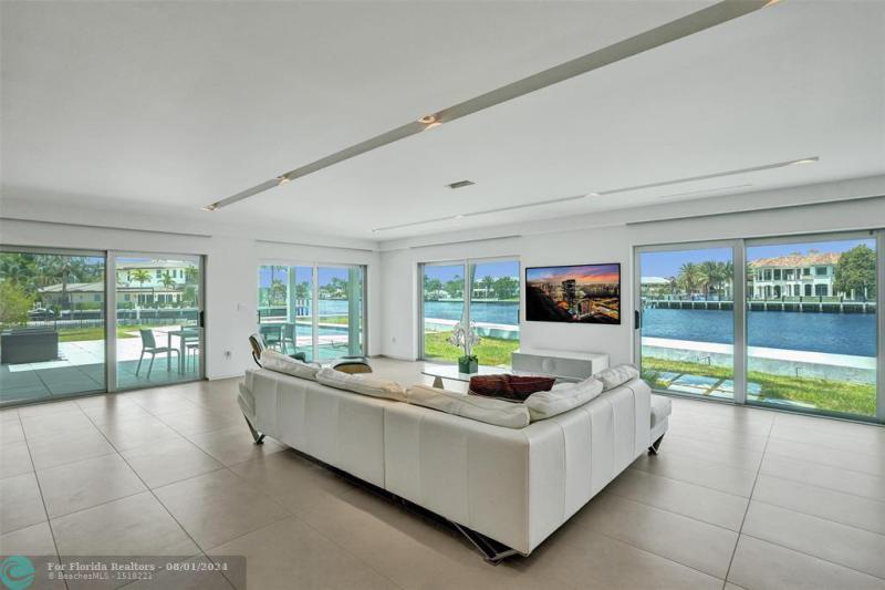  Single Family Homes Photo 23: 35 CASTLE HARBOR ISLE  Fort Lauderdale,  FL 33308
