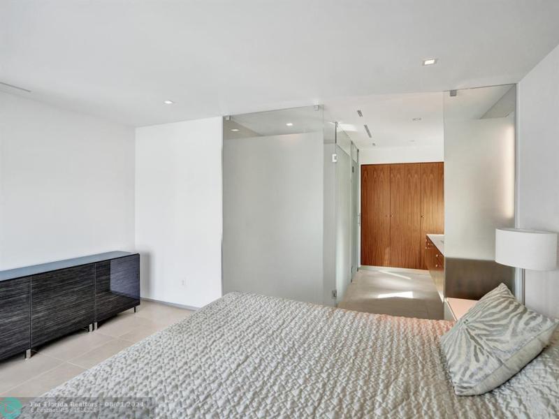  Single Family Homes Photo 37: 35 CASTLE HARBOR ISLE  Fort Lauderdale,  FL 33308