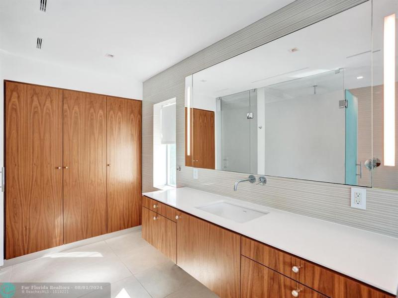  Single Family Homes Photo 38: 35 CASTLE HARBOR ISLE  Fort Lauderdale,  FL 33308