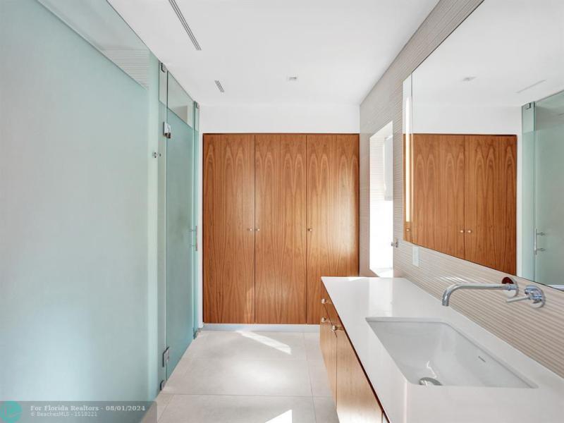  Single Family Homes Photo 39: 35 CASTLE HARBOR ISLE  Fort Lauderdale,  FL 33308