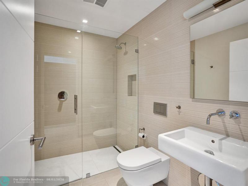  Single Family Homes Photo 44: 35 CASTLE HARBOR ISLE  Fort Lauderdale,  FL 33308