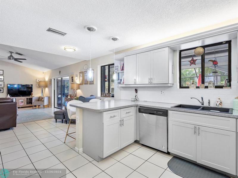  Single Family Homes Photo 10: 735 SW 158th Ter  Sunrise,  FL 33326