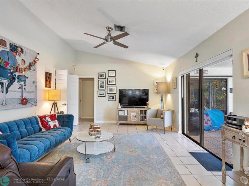  Single Family Homes Photo 11: 735 SW 158th Ter  Sunrise,  FL 33326