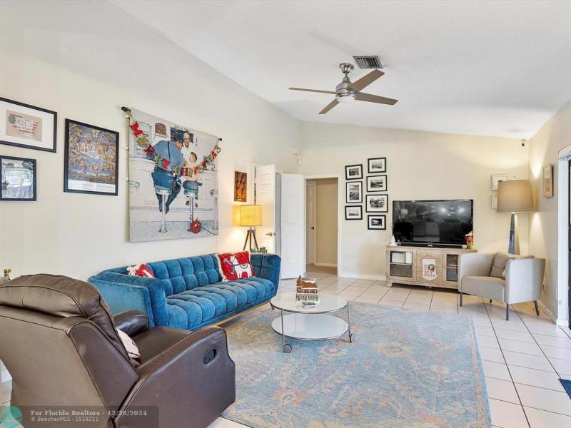  Single Family Homes Photo 12: 735 SW 158th Ter  Sunrise,  FL 33326