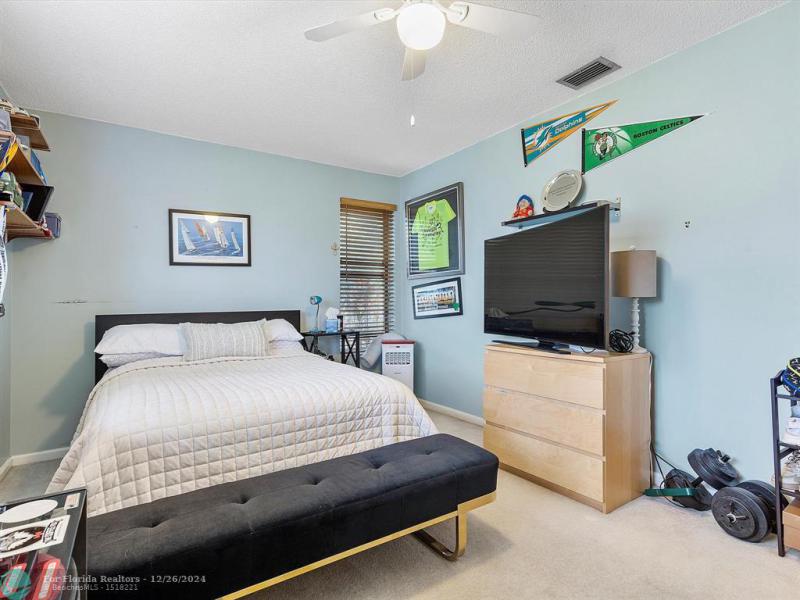  Single Family Homes Photo 13: 735 SW 158th Ter  Sunrise,  FL 33326