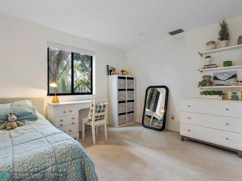  Single Family Homes Photo 18: 735 SW 158th Ter  Sunrise,  FL 33326