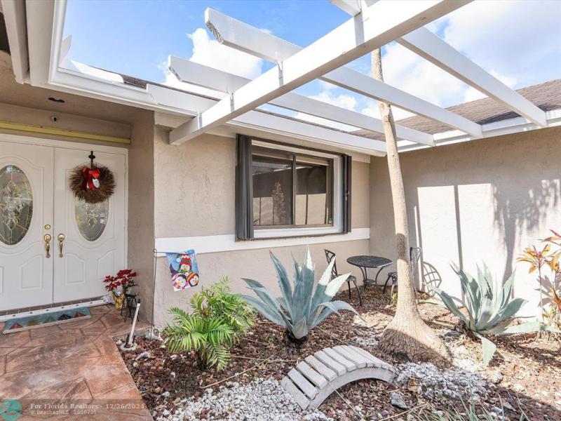  Single Family Homes Photo 2: 735 SW 158th Ter  Sunrise,  FL 33326