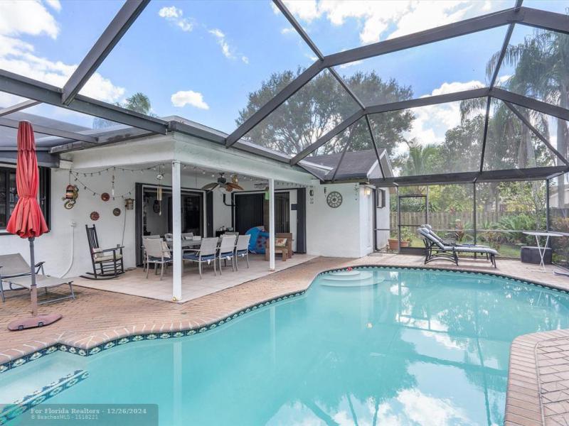  Single Family Homes Photo 23: 735 SW 158th Ter  Sunrise,  FL 33326