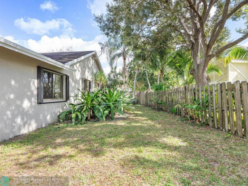  Single Family Homes Photo 28: 735 SW 158th Ter  Sunrise,  FL 33326