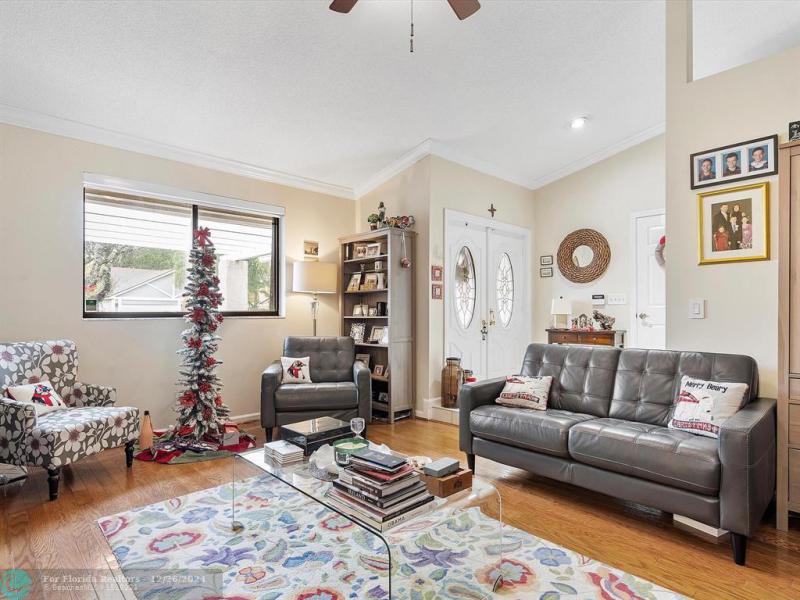  Single Family Homes Photo 3: 735 SW 158th Ter  Sunrise,  FL 33326