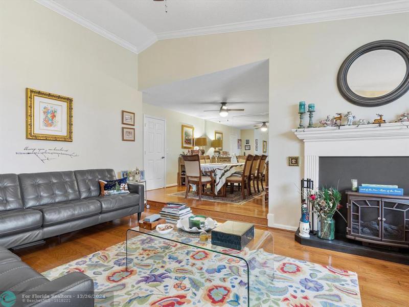  Single Family Homes Photo 4: 735 SW 158th Ter  Sunrise,  FL 33326