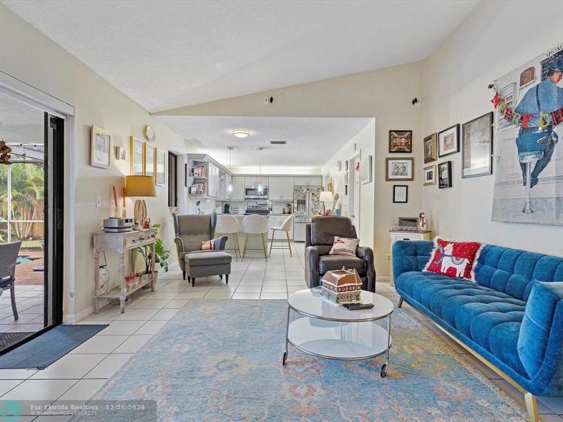  Single Family Homes Photo 6: 735 SW 158th Ter  Sunrise,  FL 33326