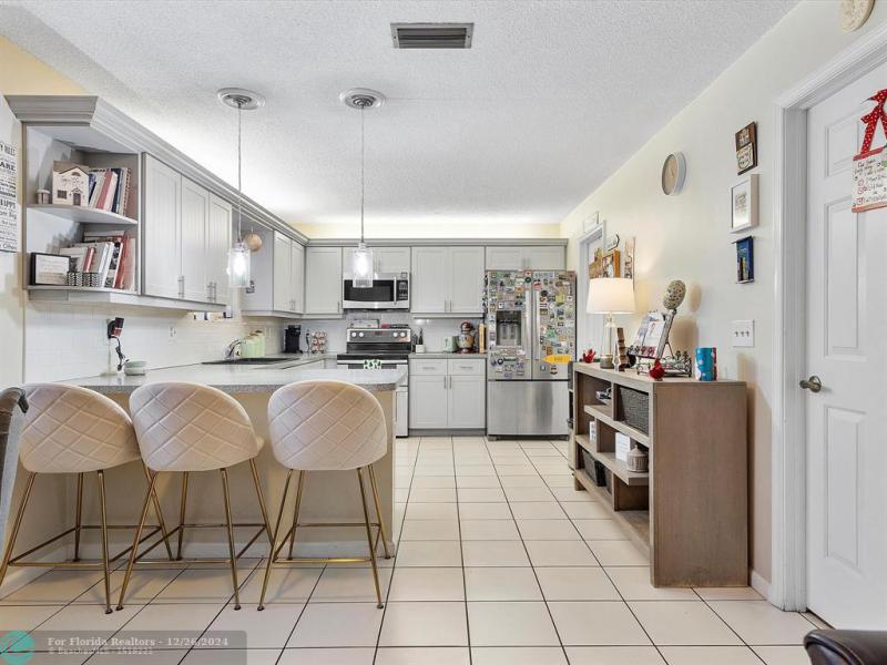  Single Family Homes Photo 7: 735 SW 158th Ter  Sunrise,  FL 33326