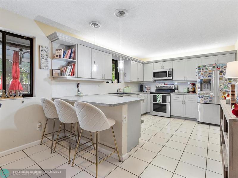  Single Family Homes Photo 8: 735 SW 158th Ter  Sunrise,  FL 33326