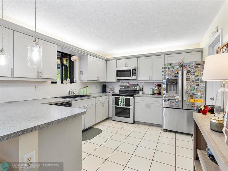  Single Family Homes Photo 9: 735 SW 158th Ter  Sunrise,  FL 33326