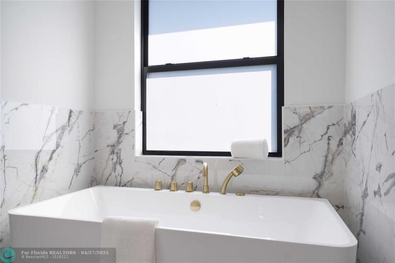  Single Family Homes Photo 10: 317 NE 21st St  Wilton Manors,  FL 33305