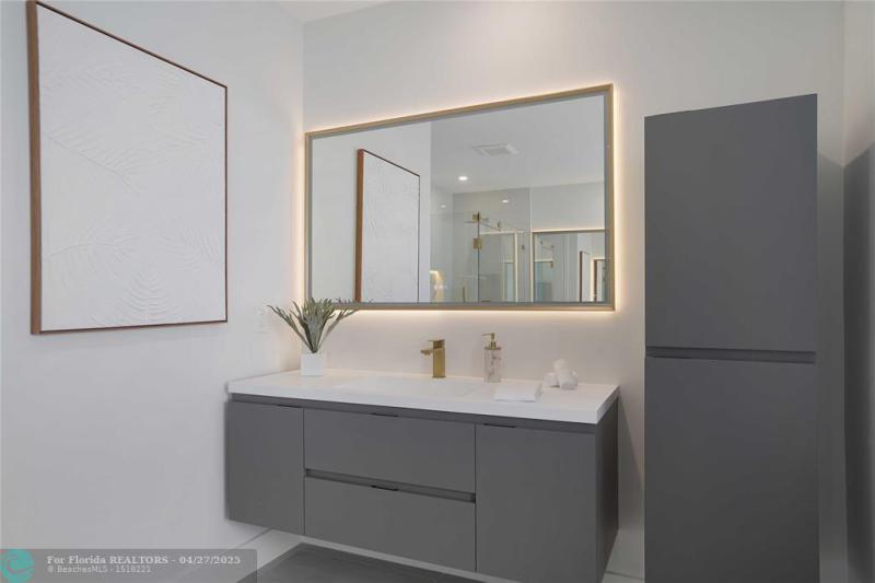  Single Family Homes Photo 11: 317 NE 21st St  Wilton Manors,  FL 33305