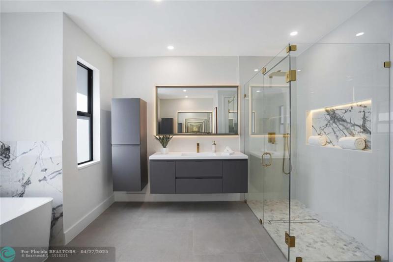  Single Family Homes Photo 12: 317 NE 21st St  Wilton Manors,  FL 33305