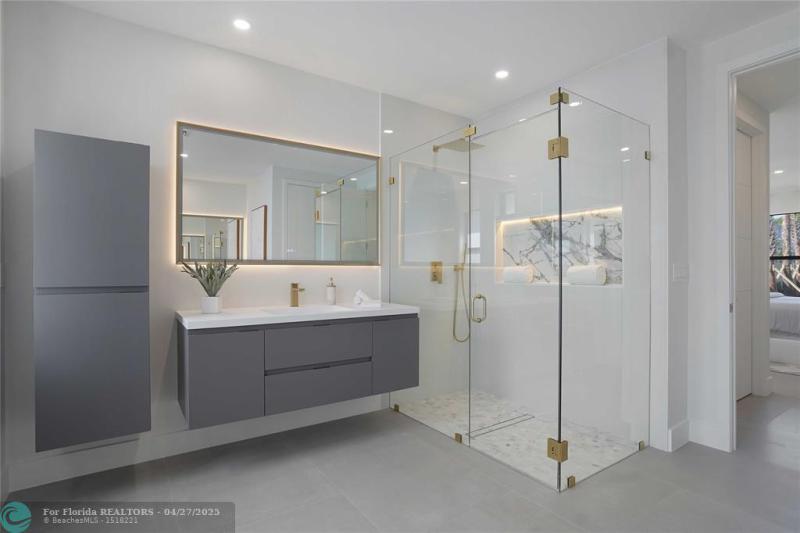  Single Family Homes Photo 13: 317 NE 21st St  Wilton Manors,  FL 33305