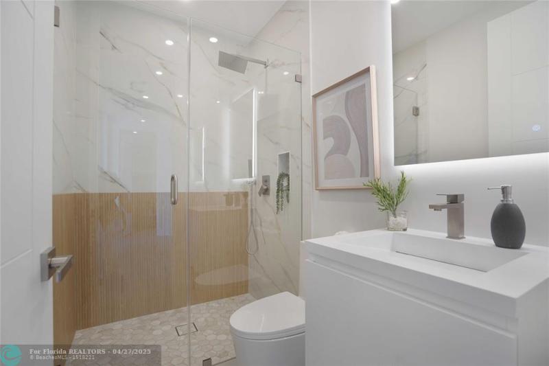  Single Family Homes Photo 14: 317 NE 21st St  Wilton Manors,  FL 33305