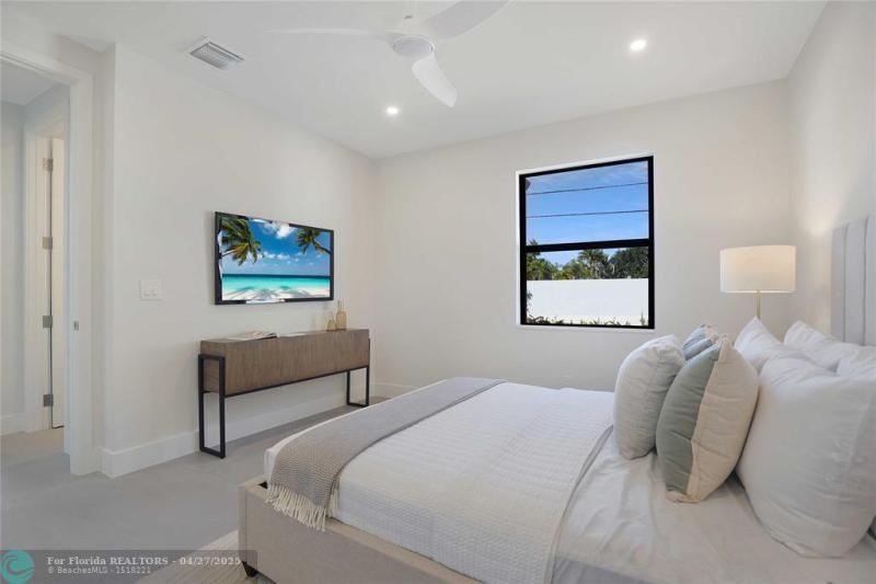  Single Family Homes Photo 16: 317 NE 21st St  Wilton Manors,  FL 33305