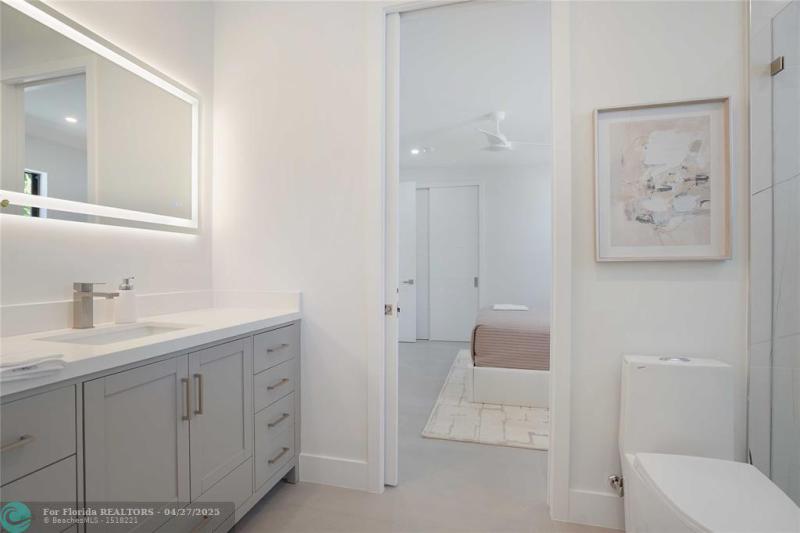  Single Family Homes Photo 24: 317 NE 21st St  Wilton Manors,  FL 33305