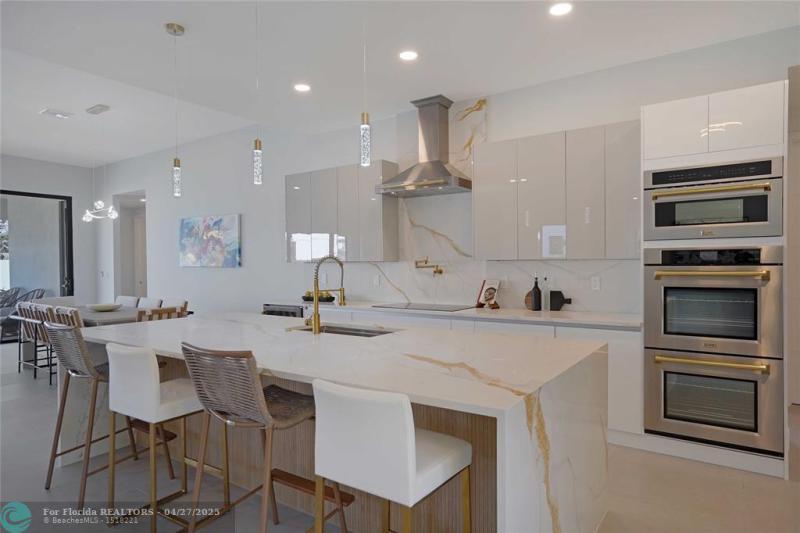  Single Family Homes Photo 3: 317 NE 21st St  Wilton Manors,  FL 33305