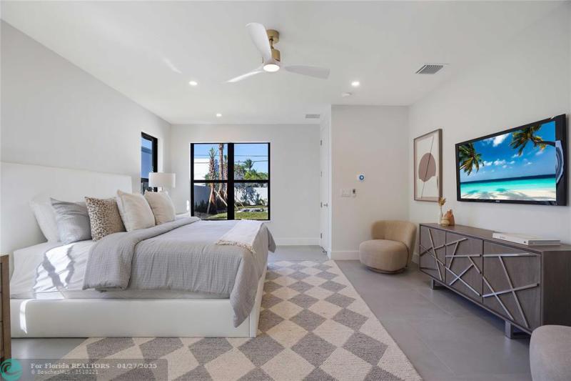  Single Family Homes Photo 7: 317 NE 21st St  Wilton Manors,  FL 33305