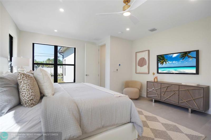  Single Family Homes Photo 8: 317 NE 21st St  Wilton Manors,  FL 33305