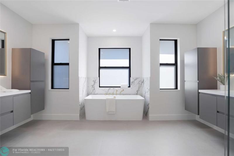  Single Family Homes Photo 9: 317 NE 21st St  Wilton Manors,  FL 33305