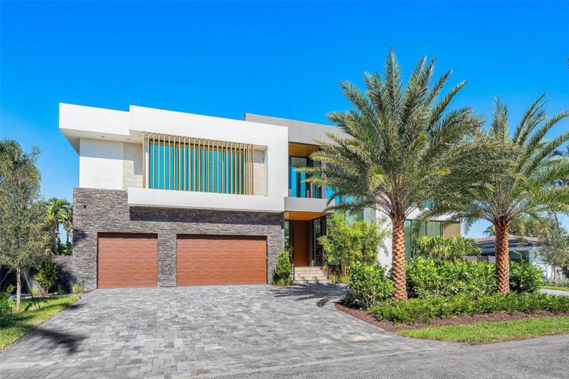  Single Family Homes Photo 2: 2817 NE 25th St  Fort Lauderdale,  FL 33305