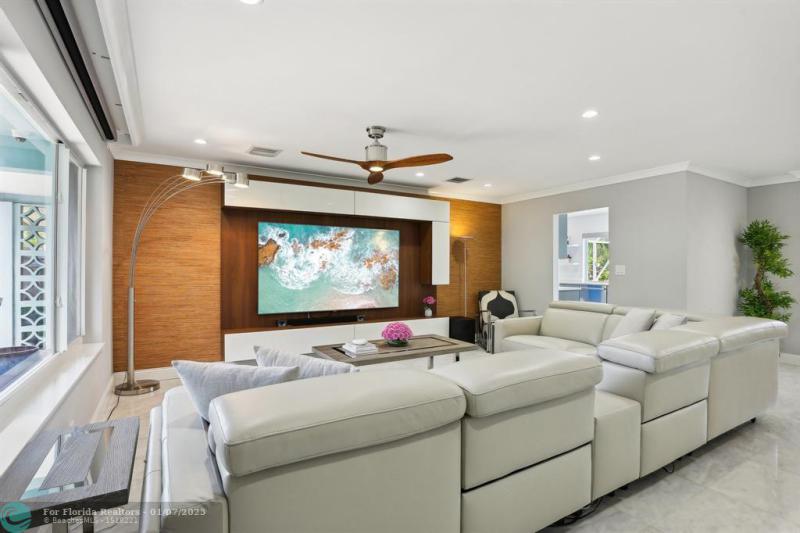  Single Family Homes Photo 4: 2000 NW 35th St  Oakland Park,  FL 33309