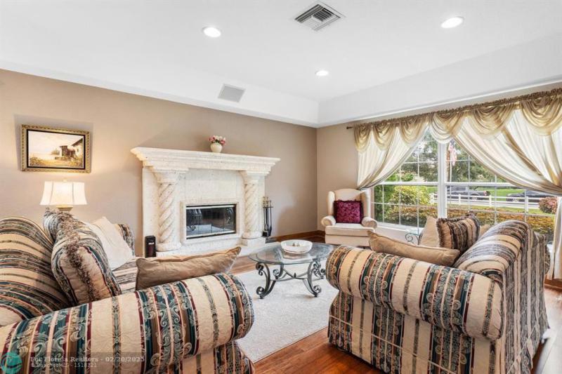  Single Family Homes Photo 12: 5811 NW 80th Ter  Parkland,  FL 33067