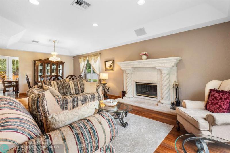  Single Family Homes Photo 13: 5811 NW 80th Ter  Parkland,  FL 33067