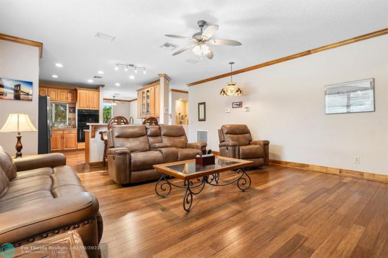  Single Family Homes Photo 23: 5811 NW 80th Ter  Parkland,  FL 33067