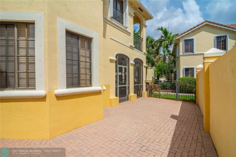  Condo & Townhome Photos