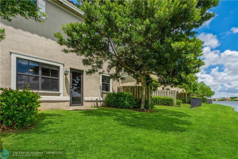  Condo & Townhome Photos