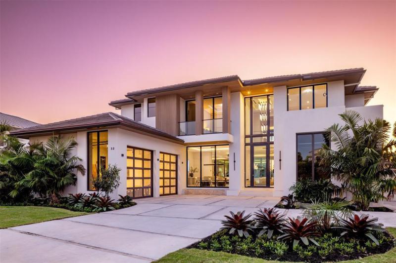  Single Family Homes Photo 2: 32 Seneca Rd  Sea Ranch Lakes,  FL 33308