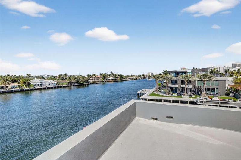  Single Family Homes Photo 7: 3025 NE 25th St  Fort Lauderdale,  FL 33305