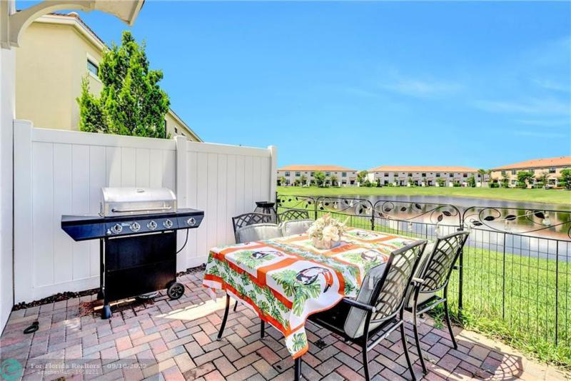  Condo & Townhome Photos