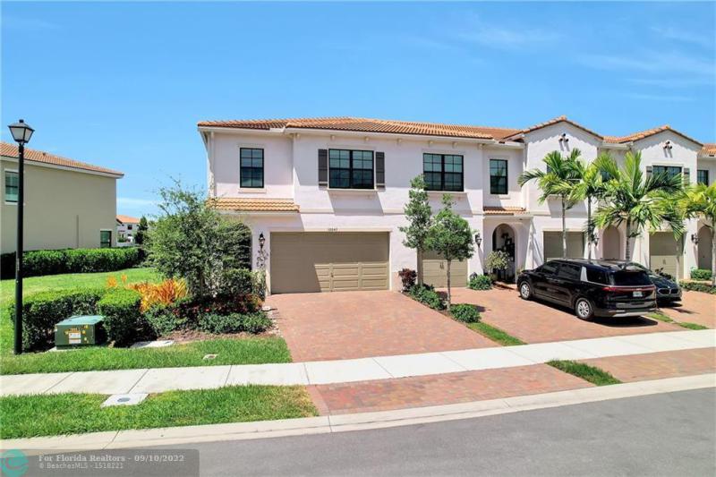  Condo & Townhome Photos