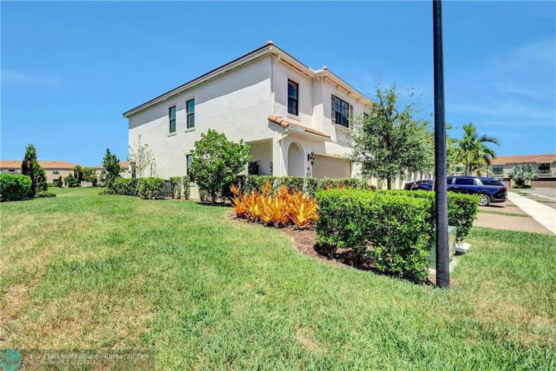  Condo & Townhome Photos