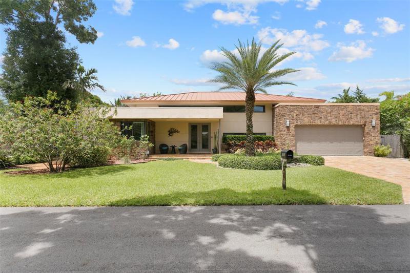  Single Family Homes Photo 2: 2701 NE 2nd Ave  Wilton Manors,  FL 33334